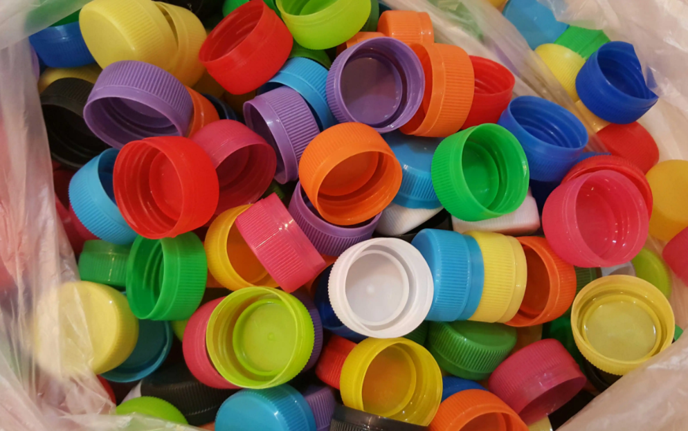 检测塑料瓶盖的颜色选用什么设备，色差仪or标准光源箱？